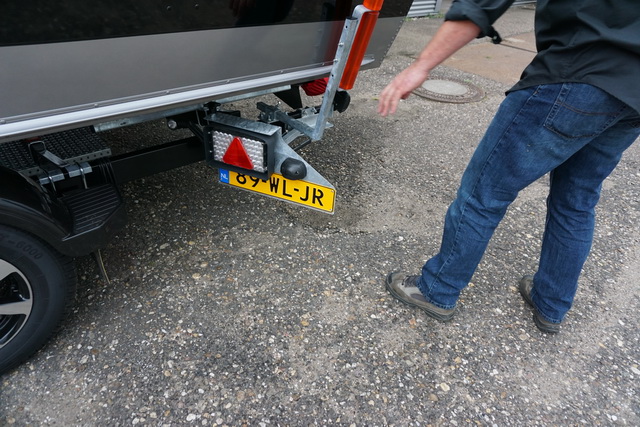 Die Beleuchtung ist wasserdicht und man kann es mit einem gasgefederten Kippsystem wegkippen.