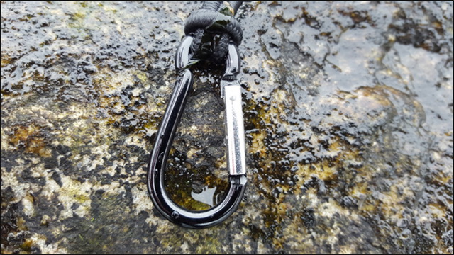 Karabinerhaken zur Absicherung gegen Verlust im Wasser.